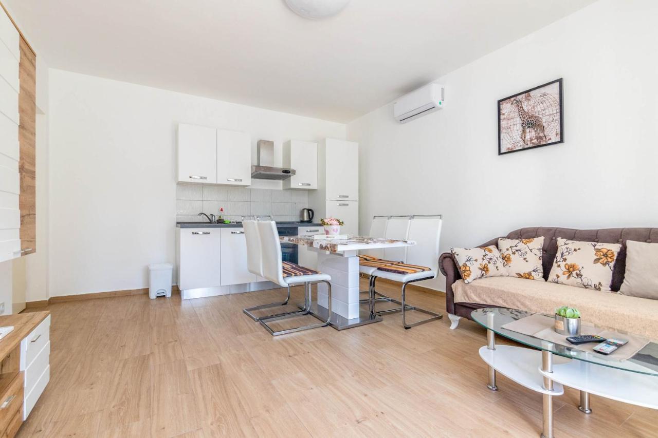 Apartment Lea Sveti Filip i Jakov Bagian luar foto