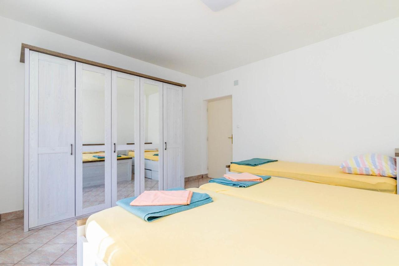 Apartment Lea Sveti Filip i Jakov Bagian luar foto